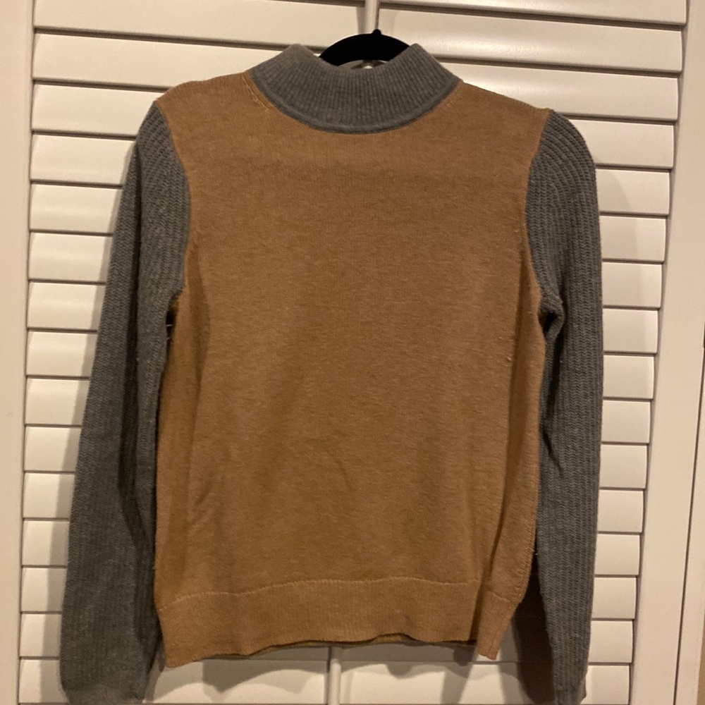 Loft -Medium size swester beige w/ grey colar & long sleeve's, Wool/Rayon blend.
